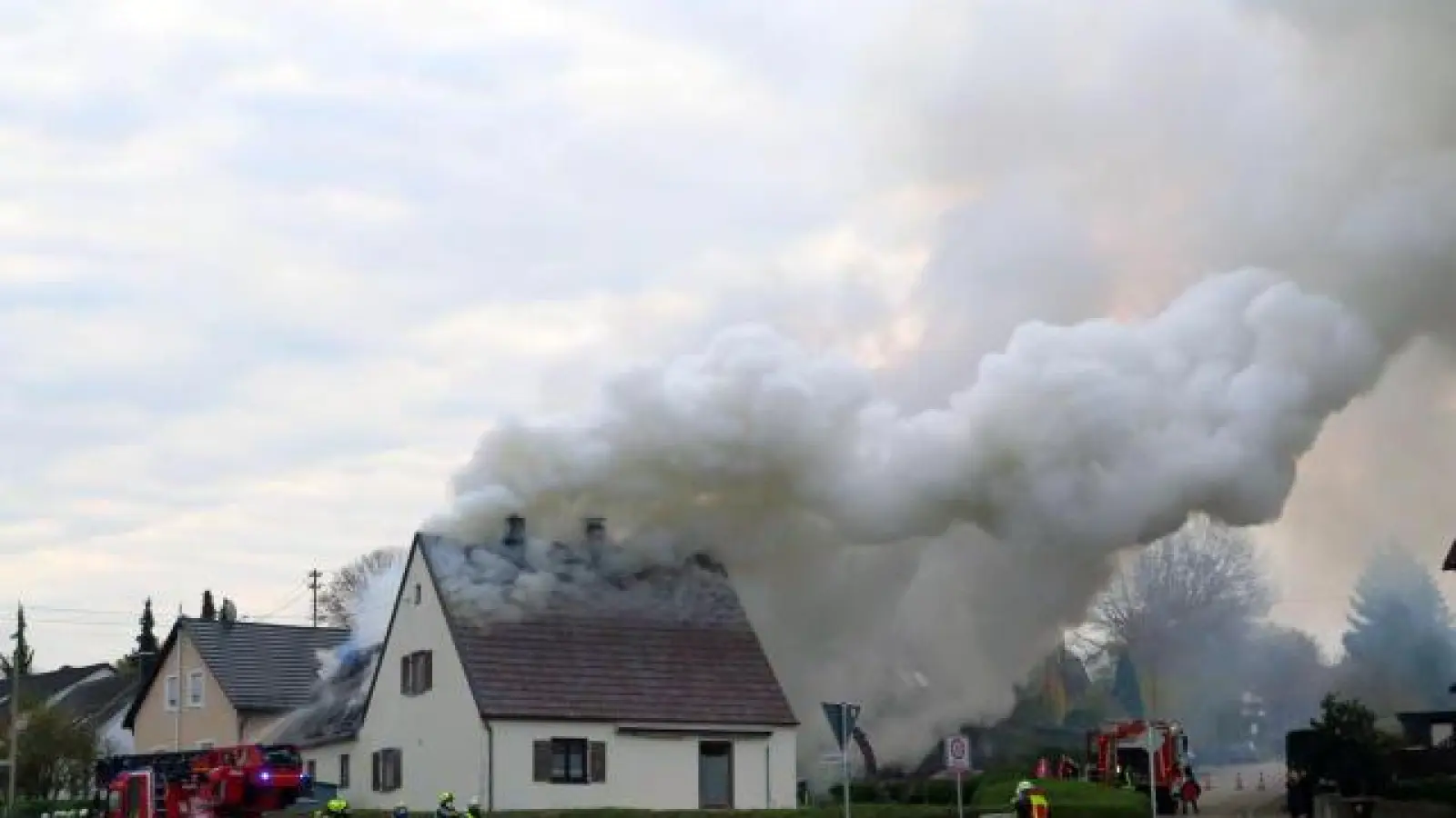 150 000 Euro Schaden entstanden bei diesem Wohnhausbrand in Kühbach. Beide Bewohnerinnen, Mutter und Tochter, konnten das Haus unverletzt verlassen.