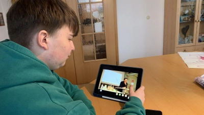 <b>Thomas kann am iPad</b> dem Unterricht folgen und die Kamera des Avatars im Klassenzimmer steuern.  (Foto: Carina Lautenbacher)