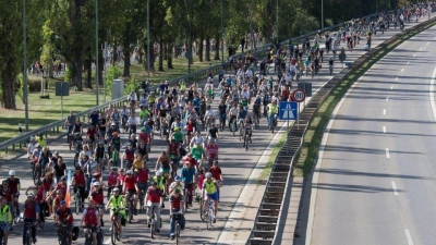 Das Klimacamp Augsburg möchte am Sonntag eine Fahrrad-Demo auf der A8 veranstalten. 2021 gab es bereits eine ähnliche Veranstaltung, damals war allerdings vor allem die B2 im südlichen Landkreis Aichach-Friedberg betroffen. Der Protest richtete sich gegen eine Automesse in München. (Foto: ADFC Hessen)