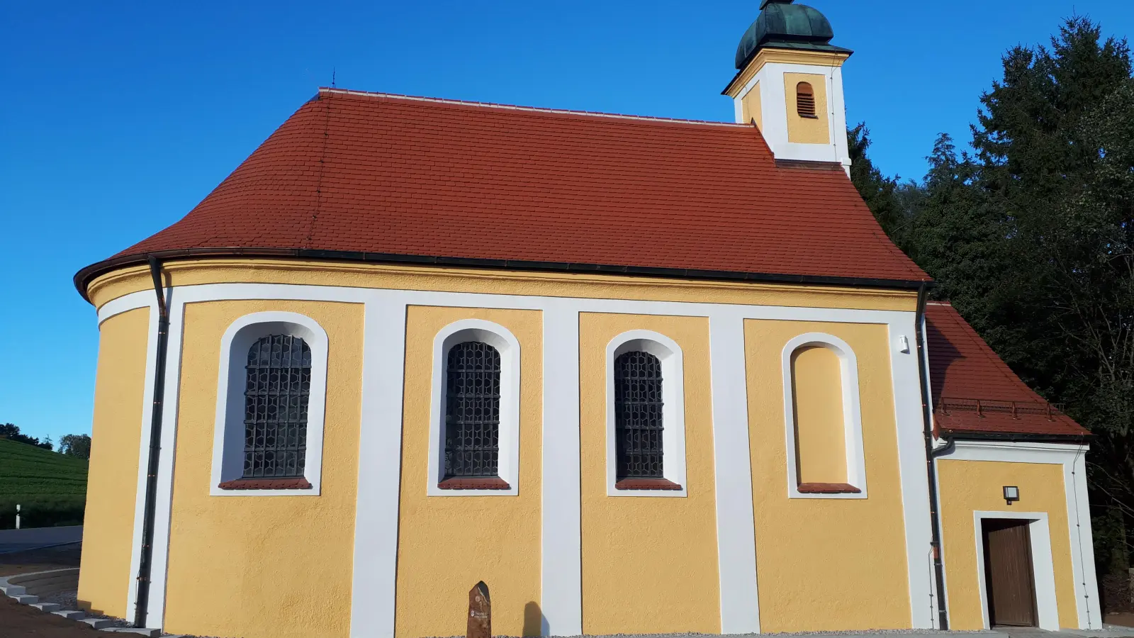 <b>Das Dach der Au-Kapelle</b> wurde neu eingedeckt und die Fassade neu gestrichen.  (Foto: Katharina Wachinger)