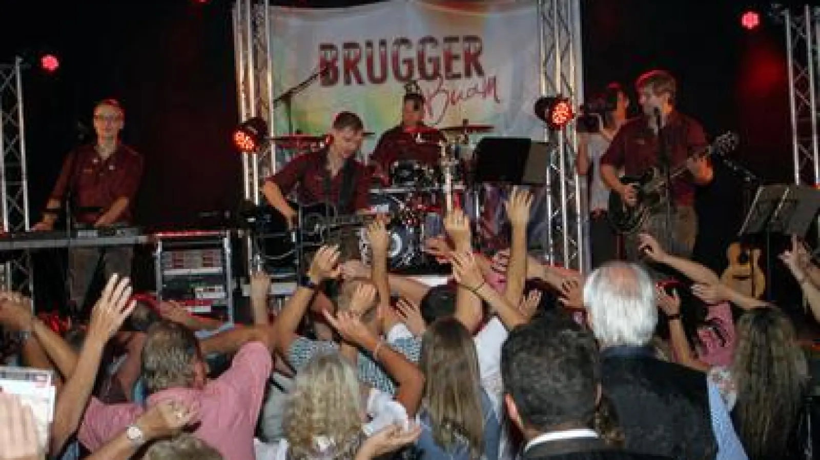 Der Jubiläumsabend der Brugger Buam   wurde zu einem vollen Erfolg. Thomas (links) und Markus Brugger (Zweiter von links) hatten zusammen mit „Diego” Christian Blank am Schlagzeug und Conny Rahm an der Gitarre (rechts) musikalisch aus dem Vollen geschöpft. 	Fotos: XO (Fotos: XO)