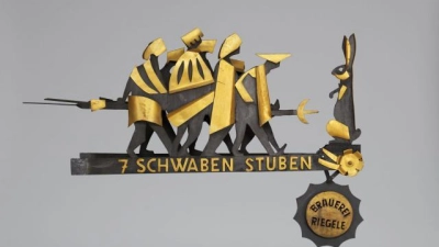 Objekte aus dem Fundus   des Museums in Oberschönenfeld, wie dieses Wirtshausschild mit den Sieben Schwaben, lassen sich nun online bestaunen.			Foto: Andreas Brücklmair (Foto: Andreas Brücklmair)