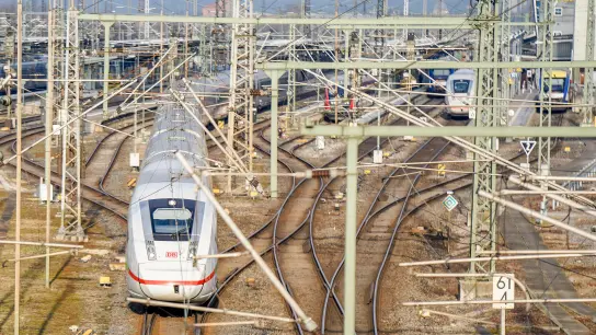 Die Befürchtungen aus den Reihen der Lokalpolitik, dass der Hauptbahnhof in Augsburg nicht gerüstet sei für ein höheres Verkehrsaufkommen, teilt die Bahn nicht. (Foto: mjt)