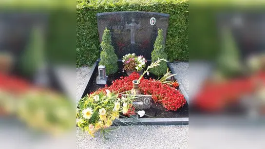 In diesem schlichten Grab   auf dem Friedhof in Straßberg, einem Ortsteil von Bobingen, hat der Sänger und Schauspieler Roy Black seine letzte Ruhe gefunden. 	Foto: Peter Stöbich (Foto: Peter Stöbich)