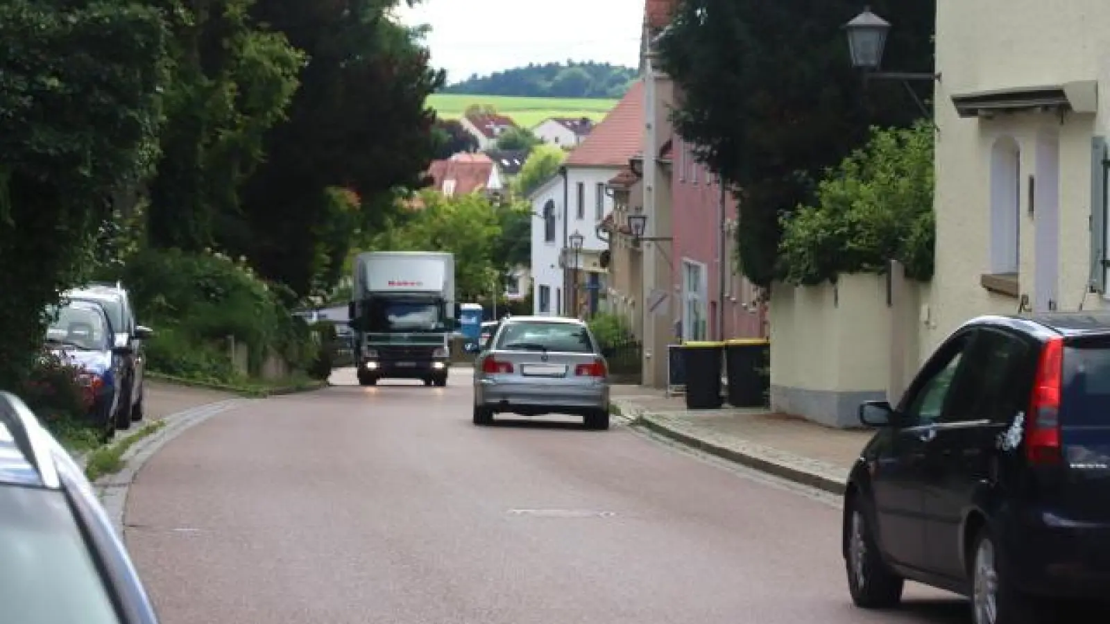 Blick in die Pipinsrieder Straße   Richtung Ortszentrum. Selbst an einem ruhigen Freitagnachmittag sind Lkw unterwegs.	Foto: Horst Kramer (Foto: Horst Kramer)
