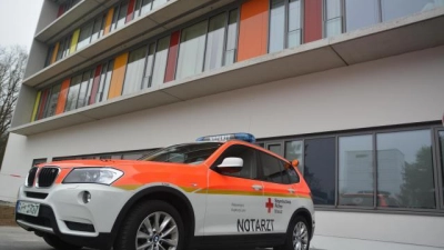 Der verunglückte Motorradfahrer wurde mit dem Rettungsdienst ins Uniklinikum nach Augsburg gebracht.  (Symbolfoto: David Libossek)