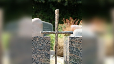 Das Kreuz, Symbol des Christentums, findet sich immer seltener an Grabstätten. Immer weniger Bestattungen finden in einem kirchlichen Ritus statt. (Foto: Aeternitas)
