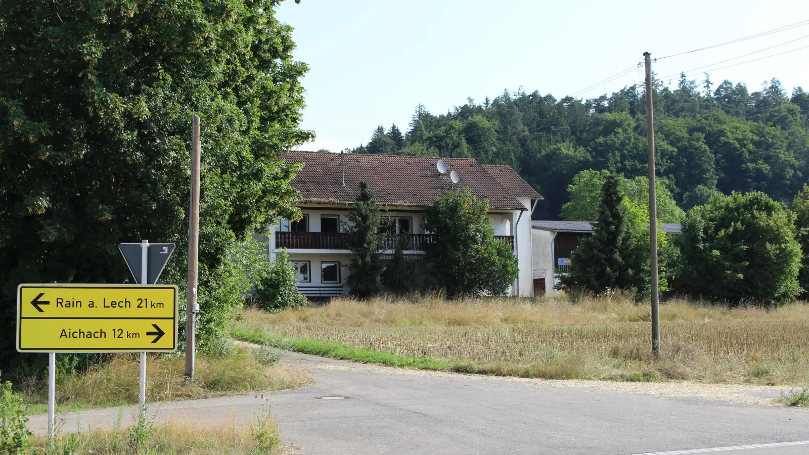 Der Eichnerhof gehört der Gemeinde Petersdorf - und ist immer wieder Thema auf Bürgerversammlungen. Kürzlich hat ein Bürger den Hof auf Ebay-Kleinanzeigen entdeckt.  (Foto: Verena Heißerer)