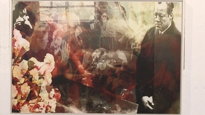 „Wegen der Menschen da” heißt dieses Bild von Lars Ulrich Schnackenberg, das in der großen Ausstellung mit Arbeiten von ihm im Aichacher San-Depot zu sehen ist. Der Titel spricht für sich.  (Foto: Berndt Herrmann)