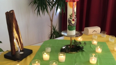 Zu Beginn des Trauertreffs darf jeder eine Kerze anzünden. Im Bild links ist die Lichtstele. (Foto: Höck)