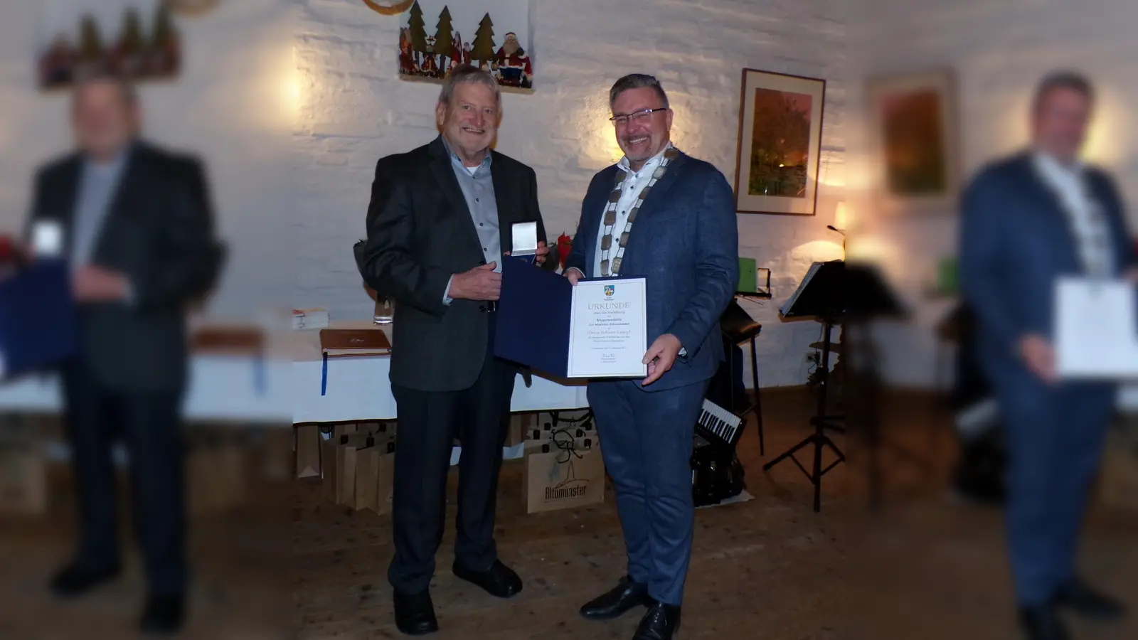 <b>Hans Lampl</b> bekam die Bürgermedaille von Bürgermeister Michael Reiter überreicht.  (Foto: Gisela Huber)