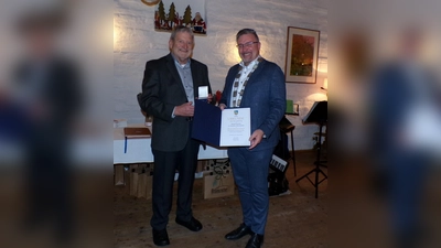 <b>Hans Lampl</b> bekam die Bürgermedaille von Bürgermeister Michael Reiter überreicht.  (Foto: Gisela Huber)