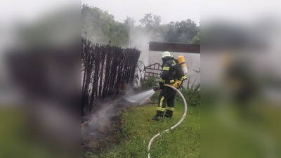 Eine Thujahecke geriet in Brand, weil ein Blitz in einen benachbarten Fahnenmast eingeschlagen war. Die Feuerwehr verhinderte ein Übergreifen der Flammen. (Foto: Freiwillige Feuerwehr Kriegshaber)