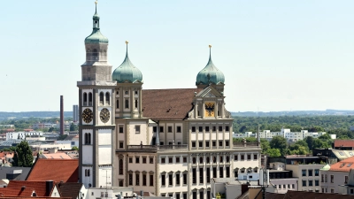 Das Augsburger Rathaus und der Perlachturm sind ein einzigartiges Ensemble. Ab November wird der seit 2017 für die Öffentlichkeit nicht mehr zugängliche Turm saniert.  (Foto: Ruth Plössel/Stadt Augsburg)