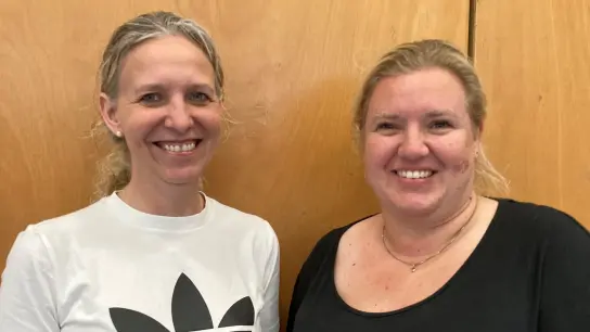 Christina Seidel (links, linkes Foto) und Olivia Meier bilden künftig ein gleichberechtigtes Trainerduo bei den Handballerinnen des TSV Aichach. (Foto: jof)