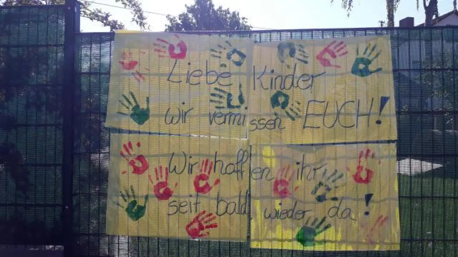 Bald kommen einige zurück:   Seit Wochen hängt am Kindergarten in Alsmoos ein Plakat, das die Erzieherinnen gestaltet haben. Auch sie vermissen die Kinder. 	Foto: Verena Heißerer (Foto: Verena Heißerer)