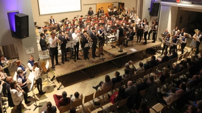 <b>Das gemeinsame Finale</b> aller Musikerinnen und Musiker sprengte die Bühne in der Aula des Aichacher Deutschherren-Gymnasiums.  (Foto: Erich Hoffmann)