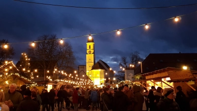 Im Schlosshof und in Sichtweite der Pfarrkirche St. Peter und Paul breitet sich der Affinger Weihnachtsmarkt aus.  (Foto: AZ-Archiv)