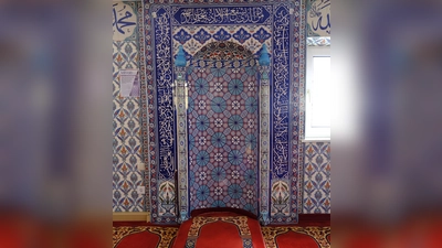 <b>In der Gebetsnische</b> (Mihrab) steht zu den Gebetszeiten der Vorbeter, der Imam. Die Gebete werden in drei Sprachen gesprochen.  (Foto: Birgit Strasser)