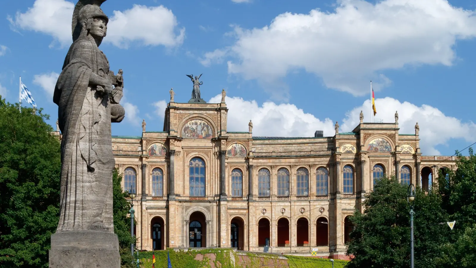 Am 8. Oktober entscheidet sich, wer im Maximilianeum künftig als Abgeordneter vertreten ist. Der eindrucksvolle Bau in München wurde 1874 fertig gestellt.  (Foto: Pixabay)