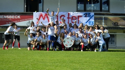 Ein göttliches Fest: Sielenbachs Fußballerinnen feiern wohl noch tagelang den Titel und den BOL-Aufstieg.  (Foto: Maria Mair)