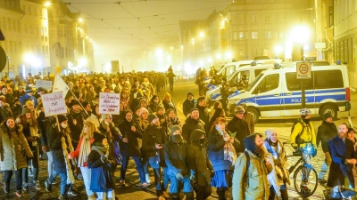 1400 Versammlungen musste die nordschwäbische Polizei 2022 betreuen – so viele wie noch nie. Waren es zu Beginn des Jahres noch Corona-Demos, kamen in der Folge immer mehr Kundgebungen gegen den russischen Angriffskrieg auf die Ukraine und Klima-Demos hinzu. (Foto: mjt)