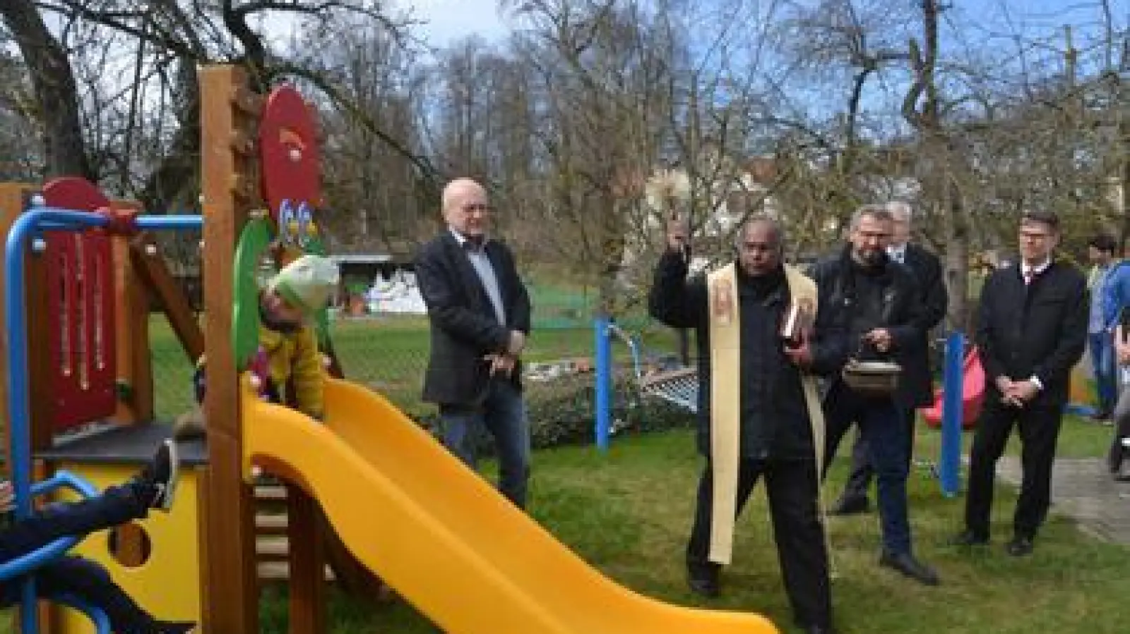 Pfarrer Babu   segnet die neuen Spielgeräte im Garten des Aindlinger Pfarrheims. 	Foto: Karina Schaffelhofer (Foto: Karina Schaffelhofer)