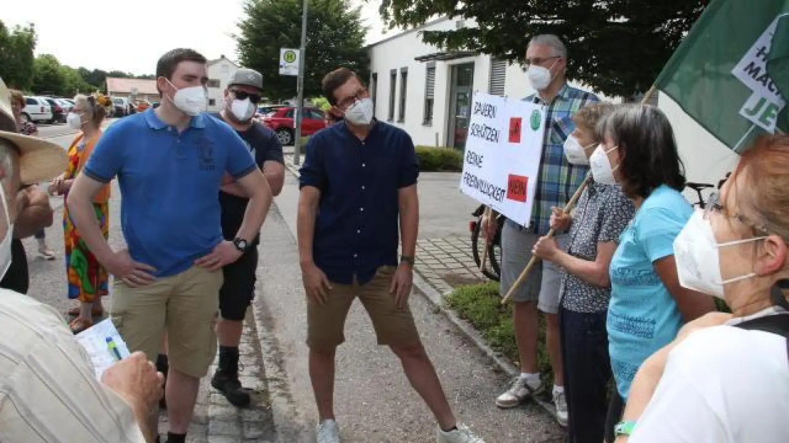 Donaumoos-Bürger   im Gespräch mit den Demonstranten von „Parents for Future”.