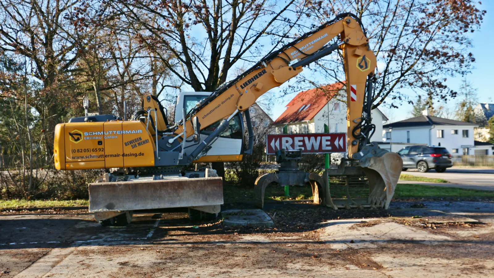 Der Rewe-Markt an der Schrobenhausener Straße in Aichach wird jetzt abgerissen. Geschlossen ist er seit 5. Januar. Wann mit dem Bau des neuen Marktes begonnen werden soll, ist noch unklar. (Foto: Erich Hoffmann)