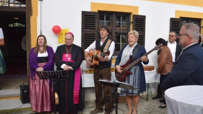 Regina, Robert und Kathi musizieren mit Bischof Betram Meier  (Foto: Thomas Weinmüller)