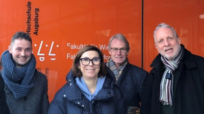 <b>Die Hochschule Augsburg</b> und Prof. Sabine Joeris besuchten jüngst David Hein (Geschäftsführer des Wittelsbacher Land Vereins, links) sowie Ernst Haile und Tino Horack (rechts) als Vertreter der Initiative „Forum Zukunft”.  (Foto: Horack)
