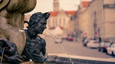 Die Stadt Augsburg beginnt damit, die Abdeckungen an den Brunnen zu entfernen. (Foto: mjt)