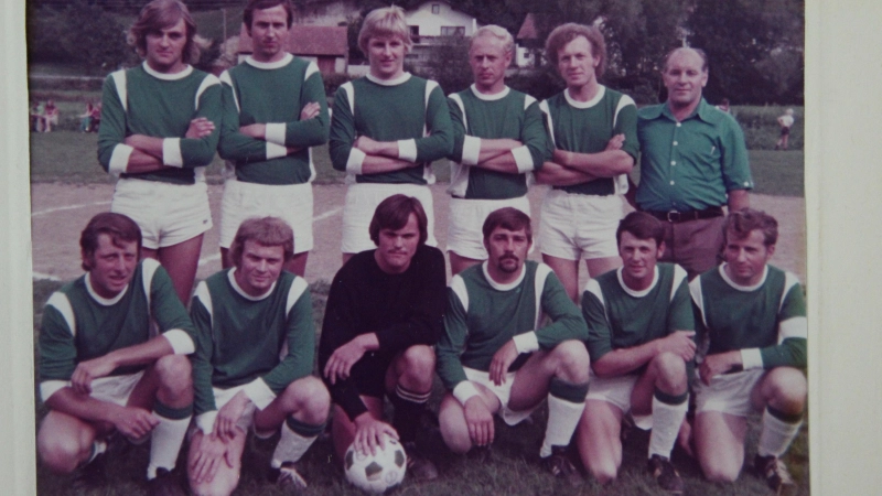 <b>Die Gründungsmannschaft</b>des TSV Weilach in der Saison 1974/1975 in der C-Klasse Aichach war mangels eines Sportplatzes auf die Hilfe des Nachbarvereins TSV Schiltberg angewiesen und trug dort seine Punktspiele aus.  (Foto: Anton Ostermair)