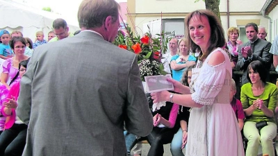 &lt;p&gt; &lt;x_bildunterschr&gt; &lt;b&gt;Blumen für die Mitarbeiterinnen  &lt;/b&gt;überreichte Dasings Bürgermeister Erich Nagl an die Leiterin der Kindertagsstätte Löwenzahn in Rieden, Esther Stark, zum 20-jährigen Bestehen. &lt;/x_bildunterschr&gt; &lt;/p&gt;