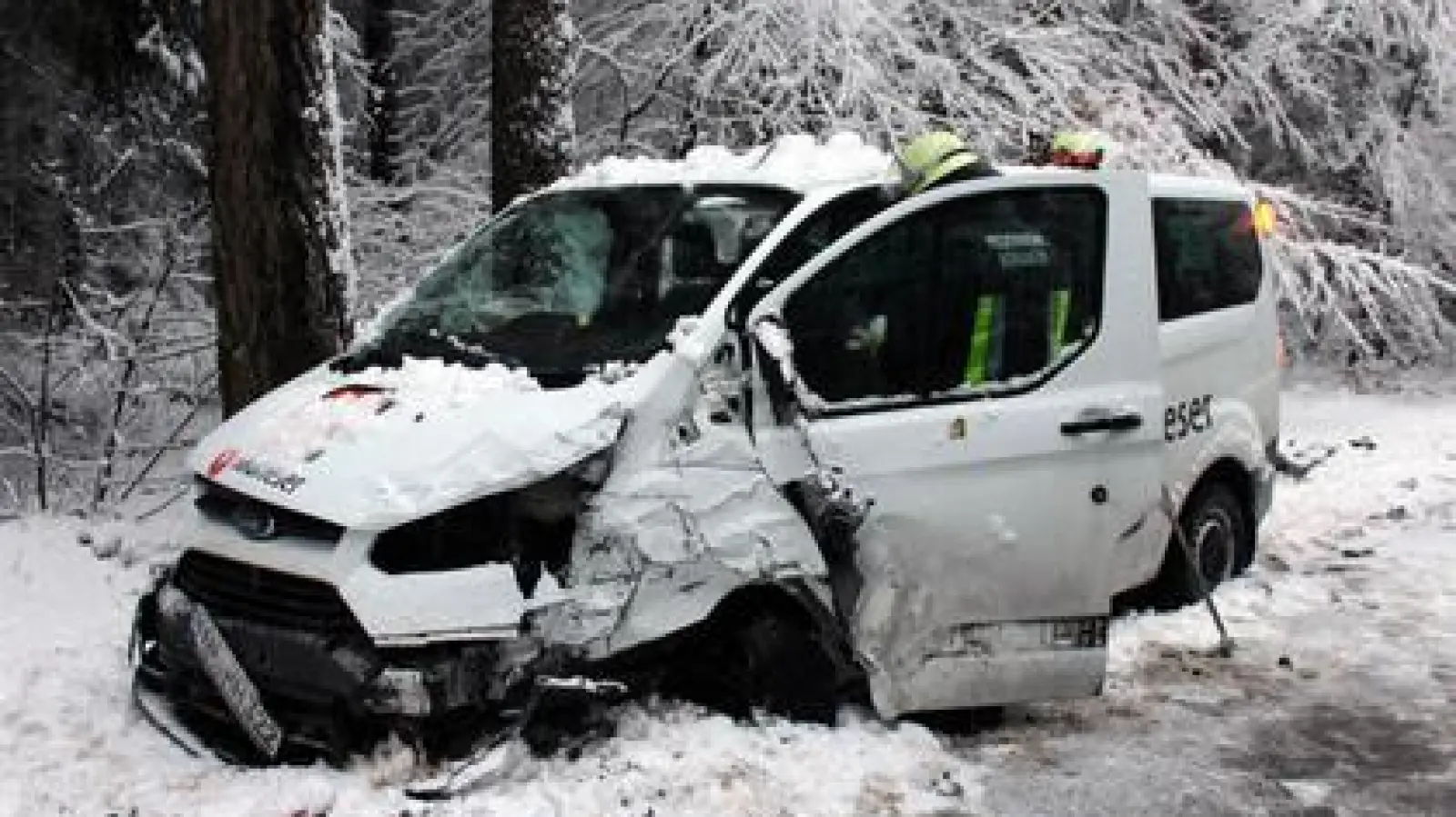 Insgesamt acht Personen   wurden bei einem Unfall, der sich gestern Morgen bei Unterbernbach ereignete, verletzt. Die Fahrerin eines 3er BMWs (Foto rechts) wurde mit schweren Kopfverletzungen in eine Klinik nach Regensburg geflogen. 	Fotos: Berndt Herrmann (Fotos: Berndt Herrmann)