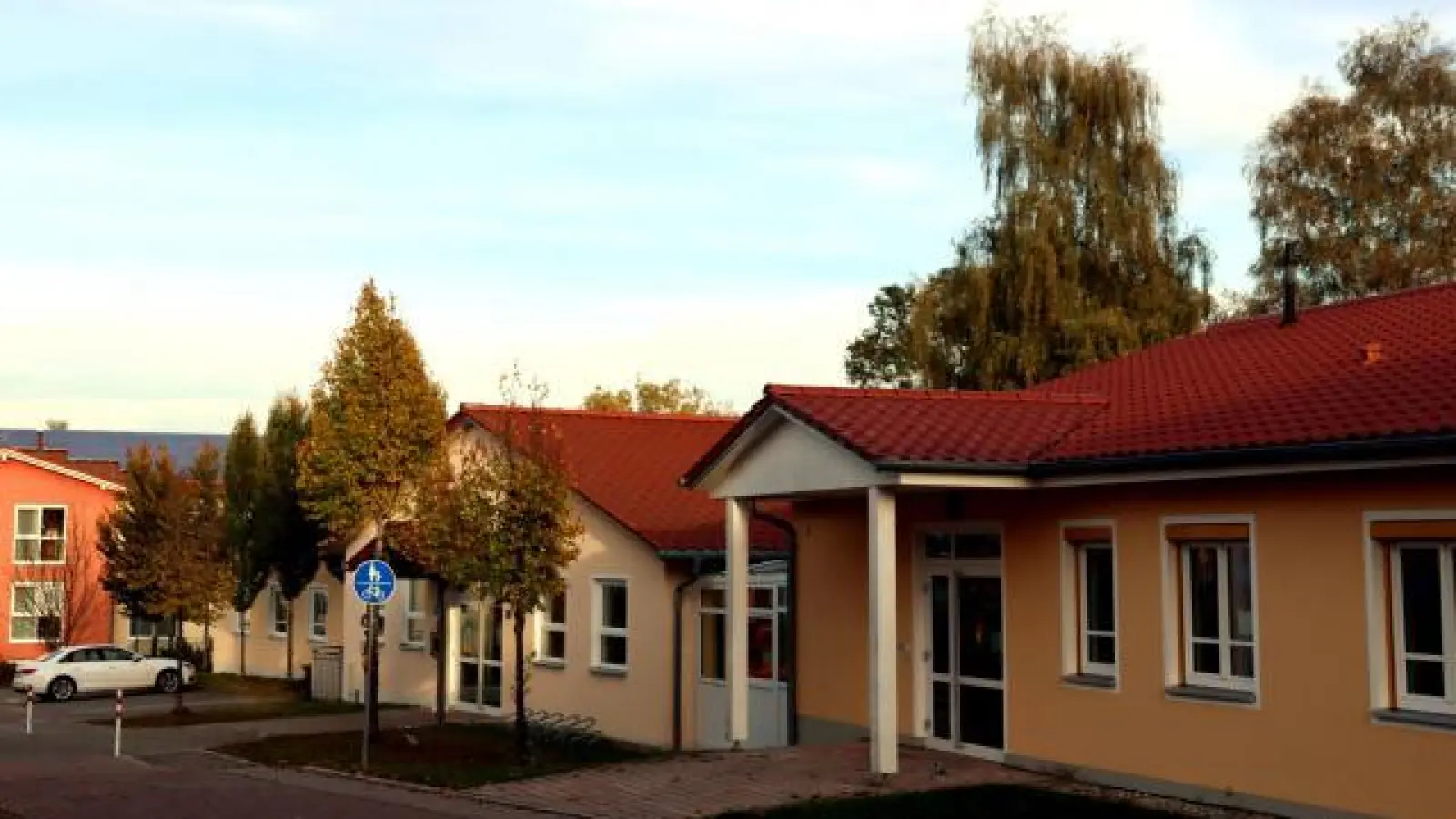 Zum 1. September erhöhen sich Gebühren in allen Kindereinrichtungen der Gemeinde Altomünster, nicht nur in den kommunalen Kindertagesstätten, sondern auch in den BRK-Häusern Am Brechfeld (im Bild).