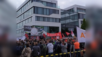 „Wir alle sind Augsburg. Wir sind ein Standort”: Premium Aerotec-Mitarbeiter der vier Augsburger Werke protestierten vor dem Werkstor in der Haunstetter Straße gegen die geplante Zerschlagung. (Foto: Patrick Bruckner)