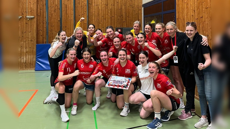 <b>Nachdem die Enttäuschung</b> über die deutliche Niederlage verflogen war, feierten die Handballerinnen des TSV Aichach in Dachau mit einer eigens kreierten Torte den Klassenerhalt. (Foto: privat)