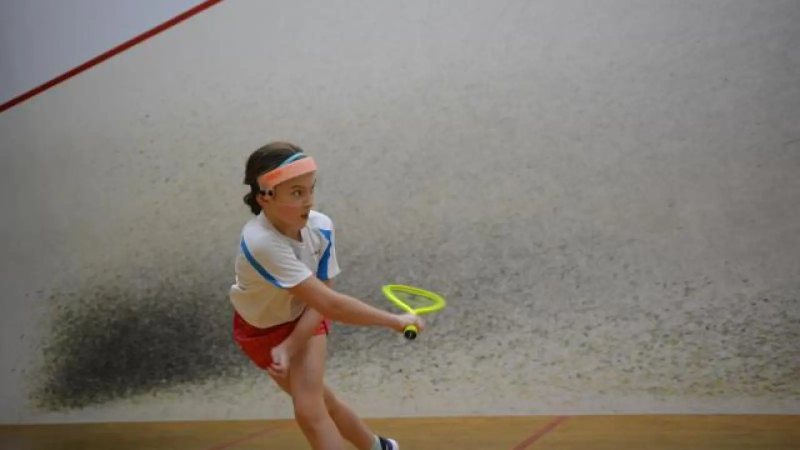 Dynamisch und treffsicher:   Die elfjährige Jasmina Mahl aus Taiting ist eine der besten Squashspielerinnen ihrer Altersklasse in Deutschland. 	Fotos: David Libossek (Fotos: David Libossek)