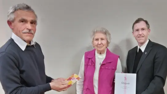 <b>Anna Brucklachner</b> erhielt für 50 Jahre Treue zur KAB eine Auszeichnung von Vorsitzendem Franz Schierl (links) und Präses Herbert Gugler. <br> (Foto: Thomas Anderl)