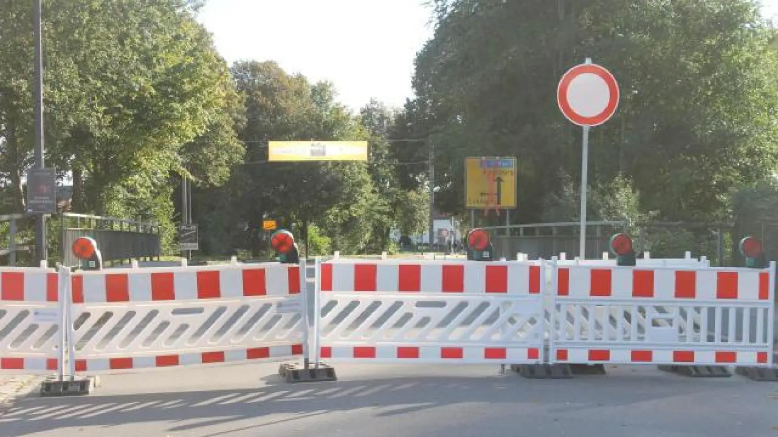 Seit Montag gesperrt: die Augsburger Straße auf Höhe der Flutgrabenbrücke am Ortseingang von Ecknach. (gesperrt: die Augsburger Straße auf Höhe der Flutgrabenbrücke am Ortseingang von Ecknach.)