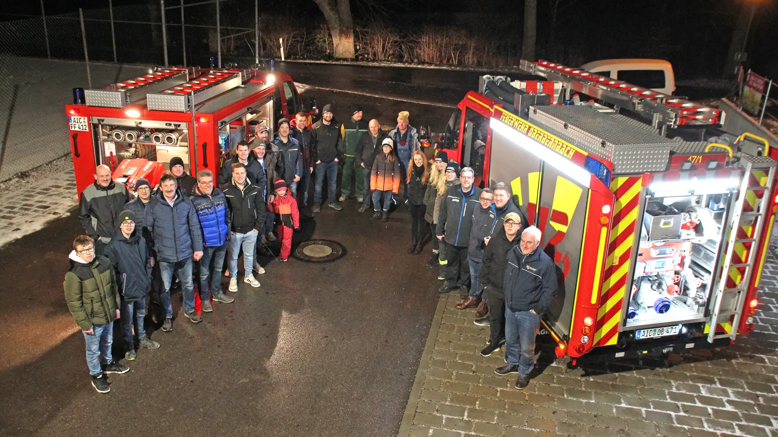 Viel Interesse gab es bei den Mauerbacher Floriansjüngern zusammen mit der Oberbernbacher Wehr beim Eintreffen des neuen Feuerwehrautos.<br>Foto: Josef Ettner<br> (Foto: JE)