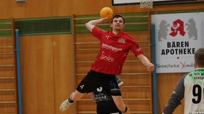 <b>Michael Kügle</b> und die Aichacher Handballer zogen im Nachholspiel bei der HSG Lauingen-Wittislingen den Kürzeren. (Foto: Siegfried Kerpf)