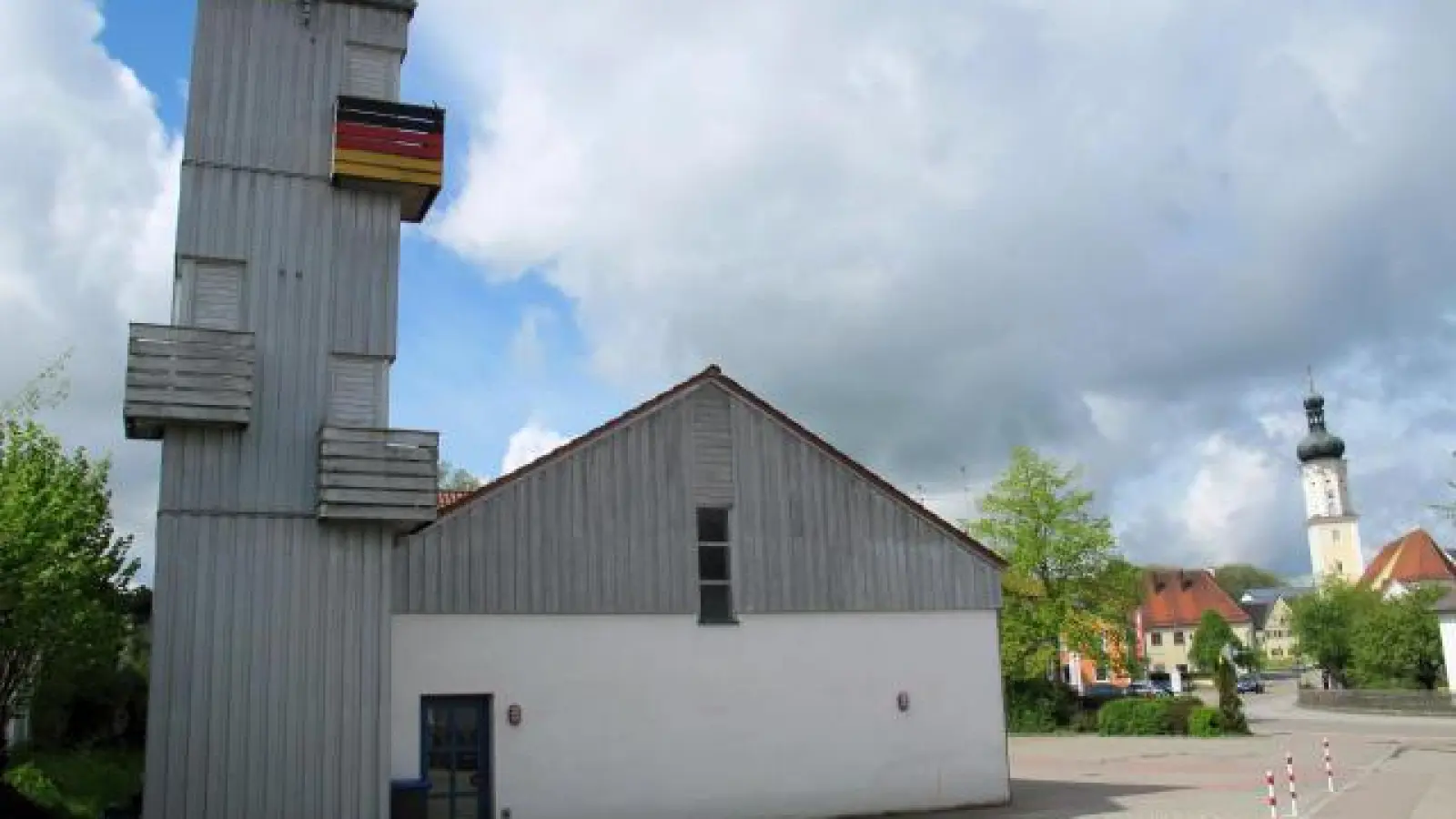 Vor rund fünf Jahren musste das Feuerwehrhaus in Kühbach erweitert werden. Nötig war der Umbau vor allem, weil der Mannschaft Lagerplatz fehlte. Eine Feuerwehrbedarfsplanung, die Kommandant Michael Bergmeier jetzt im Gemeinderat vorgeschlagen hat, könnte ergeben, dass das Gebäude noch einmal erweitert werden muss beziehungsweise sollte.