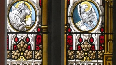 <b>In den Glasfenstern</b> in der Pfarrkirche in Ottmaring sind die Attribute der Evangelisten dargestellt. Der Stier (links) steht für Lukas, der Adler für Johannes.  (Foto: Hubert Raab)