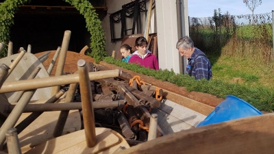Um den Leonhardiritt auf die Beine zu stellen, braucht es viele helfende Hände: Manfred Metzger bindet mit seinen Enkelkindern Amelie und Marie Girlanden fest. Nun ist alles vorbereitet.  (Foto: Hans Schweizer)