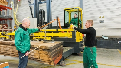 Ob im kaufmännischen Bereich, in der Verarbeitung oder der Logistik: Der Holzfachhandel bietet attraktive Ausbildungs- und Berufsperspektiven.<br> (Foto: Gesamtverband Deutscher Holzhandel)