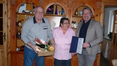 <b>Frieda und Hans-Peter Alletter</b> feierten Goldene Hochzeit. Dazu gratulierte Bürgermeister Michael Reiter (rechts).  (Foto: Gisela Huber)