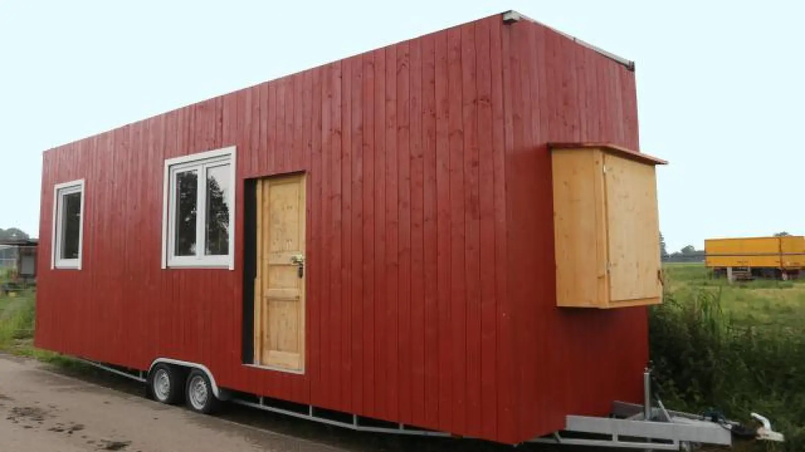 Das vermutlich erste „Tiny House”,   das im Kreis Dachau konstruiert und gebaut wurde. Zimmerermeister Andreas Oswald verwendete übrigens „echtes Schwedenrot” als Außenfarbe. 	Foto: hok (Foto: hok)
