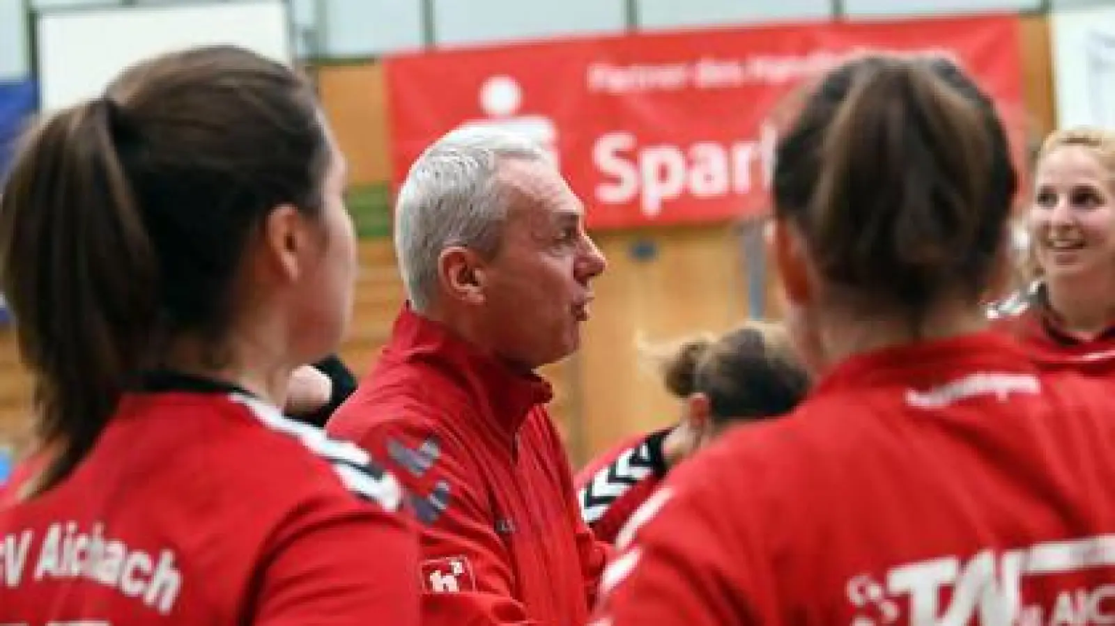 Gibt auch in der kommenden Saison die Kommandos   bei den Aichacher Handballfrauen: TSV-Trainer Martin Fischer. 	Foto: Siegfried Kerpf (Foto: Siegfried Kerpf)